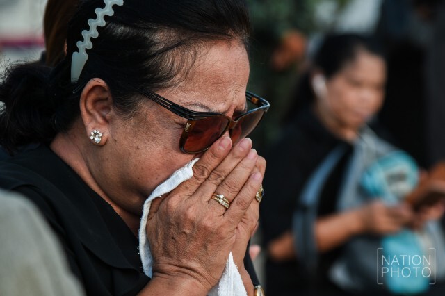 พสกนิกรเข้ากราบหมุด หลังเสร็จสิ้นพิธีปักหมุดการก่อสร้างพระเมรุมาศฯ