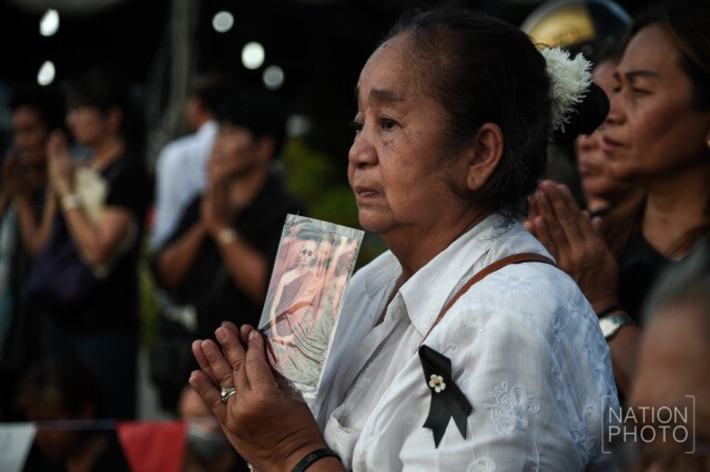พสกนิกรเข้ากราบหมุด หลังเสร็จสิ้นพิธีปักหมุดการก่อสร้างพระเมรุมาศฯ