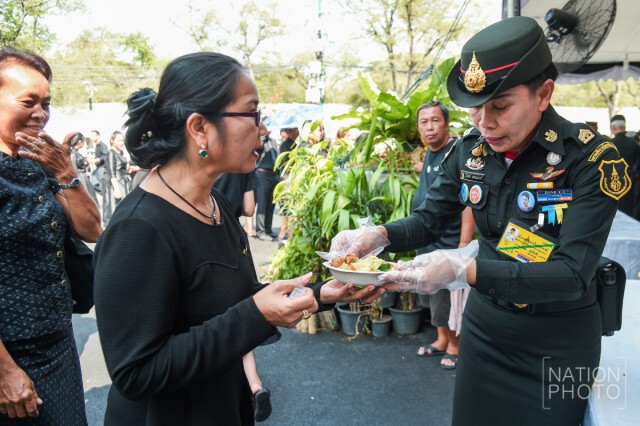 สมเด็จพระเจ้าอยู่หัวมหาวชิราลงกรณ โปรดเกล้าฯ พระราชทานอาหารและน้ำดื่มแก่ประชาชน