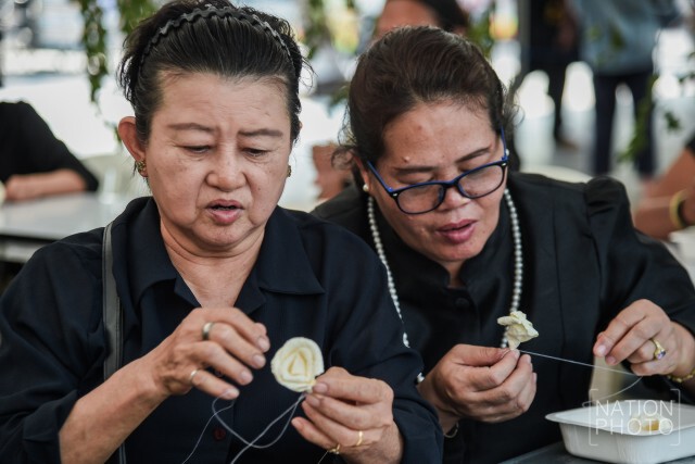 "ศูนย์น้ำใจไมตรี" เปิดสอนทำดอกไม้จันทน์ให้ปชช.ไปสักการะพระบรมศพฯ