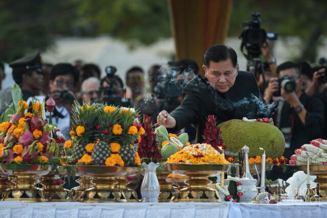"ธนะศักดิ์" เป็นประธานพิธีปักหมุดสร้างพระเมรุมาศ เผยเสร็จสิ้นใน ก.ย. 60