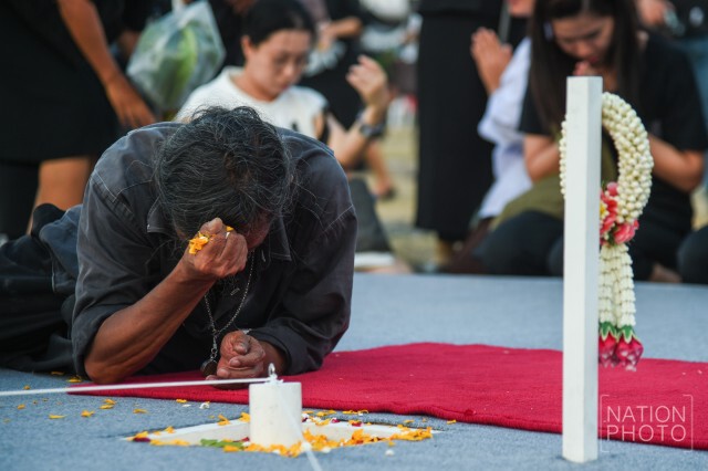 พสกนิกรเข้ากราบหมุด หลังเสร็จสิ้นพิธีปักหมุดการก่อสร้างพระเมรุมาศฯ