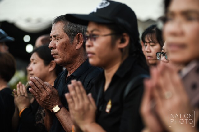 พสกนิกรเข้ากราบหมุด หลังเสร็จสิ้นพิธีปักหมุดการก่อสร้างพระเมรุมาศฯ
