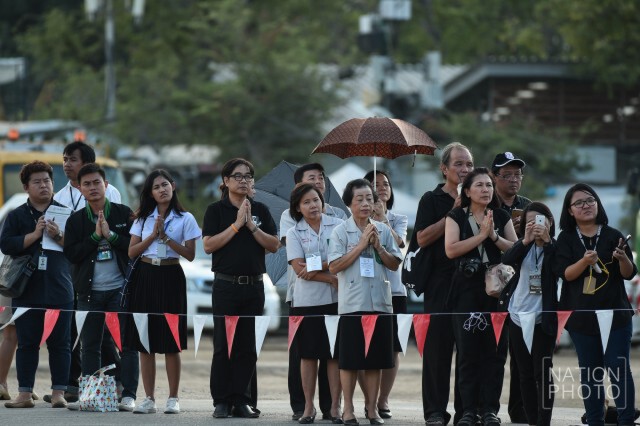 พสกนิกรเข้ากราบหมุด หลังเสร็จสิ้นพิธีปักหมุดการก่อสร้างพระเมรุมาศฯ