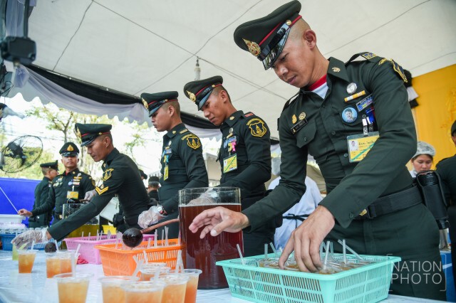 สมเด็จพระเจ้าอยู่หัวมหาวชิราลงกรณ โปรดเกล้าฯ พระราชทานอาหารและน้ำดื่มแก่ประชาชน