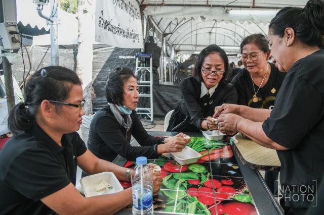 "ศูนย์น้ำใจไมตรี" เปิดสอนทำดอกไม้จันทน์ให้ปชช.ไปสักการะพระบรมศพฯ