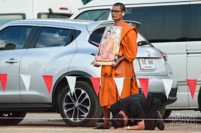 พสกนิกรเข้ากราบหมุด หลังเสร็จสิ้นพิธีปักหมุดการก่อสร้างพระเมรุมาศฯ