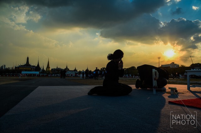 พสกนิกรเข้ากราบหมุด หลังเสร็จสิ้นพิธีปักหมุดการก่อสร้างพระเมรุมาศฯ