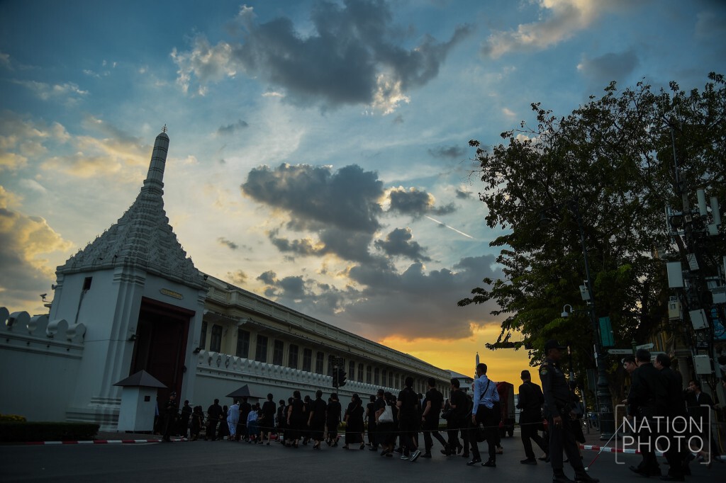 ภาพชุด ปชช.ยังทยอยเข้าสักการะพระบรมศพฯ ช่วงหยุดยาวสิ้นปี ภาพชุด ปชช.ยังทยอยเข้าสักการะพระบรมศพฯ ช่วงหยุดยาวสิ้นปี