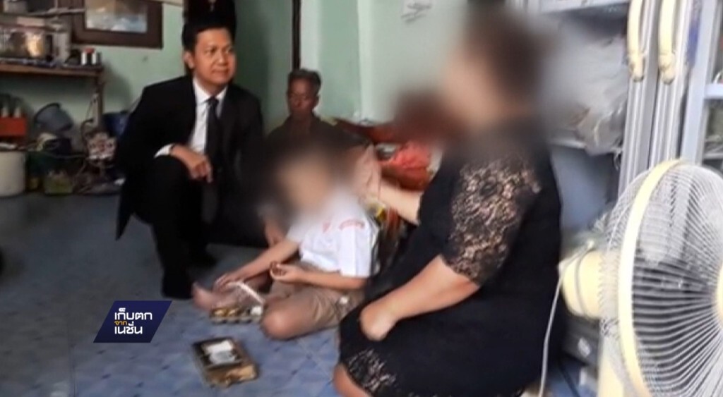 27-12-59 แม่เด็กถูกตียื่นศธ.ปลด"ครูชลิดา"พ้นวิชาชีพ 27-12-59 แม่เด็กถูกตียื่นศธ.ปลด"ครูชลิดา"พ้นวิชาชีพ