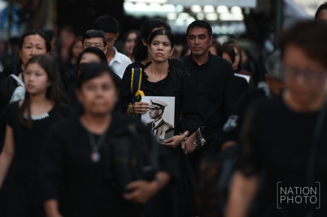 ภาพชุด ปชช.ยังทยอยเข้าสักการะพระบรมศพฯ ช่วงหยุดยาวสิ้นปี