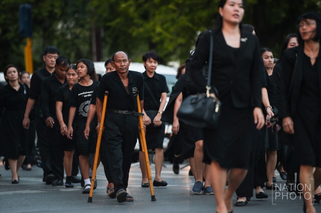 ภาพชุด ปชช.ยังทยอยเข้าสักการะพระบรมศพฯ ช่วงหยุดยาวสิ้นปี
