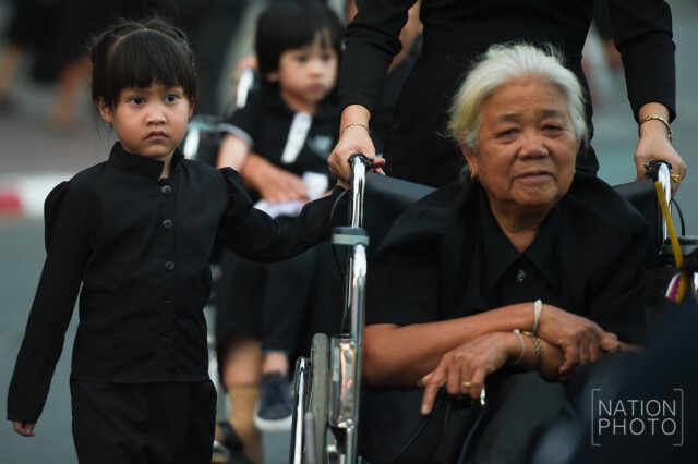 ภาพชุด ปชช.ยังทยอยเข้าสักการะพระบรมศพฯ ช่วงหยุดยาวสิ้นปี