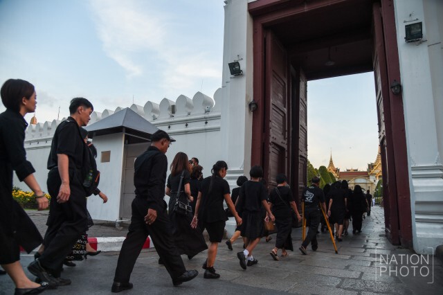 ภาพชุด ปชช.ยังทยอยเข้าสักการะพระบรมศพฯ ช่วงหยุดยาวสิ้นปี