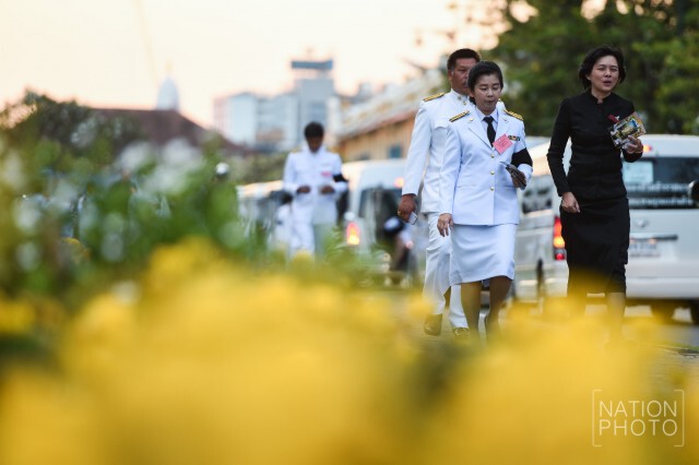 ภาพชุด ปชช.ยังทยอยเข้าสักการะพระบรมศพฯ ช่วงหยุดยาวสิ้นปี