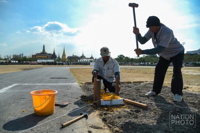 จนท.ครอบหมุดกำหนดจุดจัดสร้างพระเมรุมาศฯ ทั้ง 9 หมุด