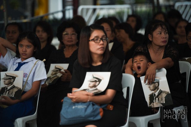 ภาพชุด ปชช.ยังทยอยเข้าสักการะพระบรมศพฯ ช่วงหยุดยาวสิ้นปี