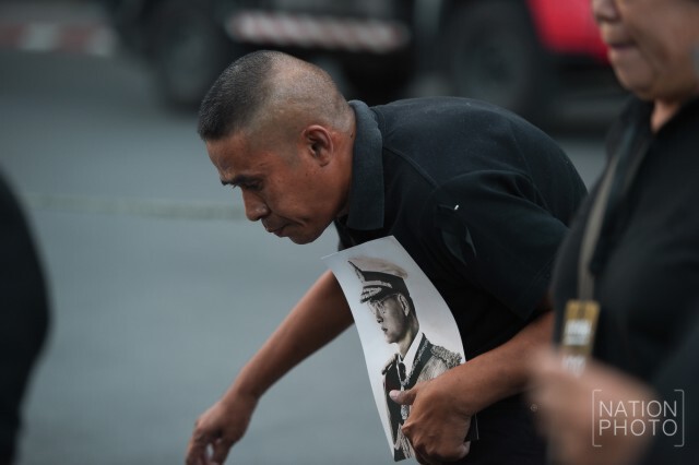 ภาพชุด ปชช.ยังทยอยเข้าสักการะพระบรมศพฯ ช่วงหยุดยาวสิ้นปี