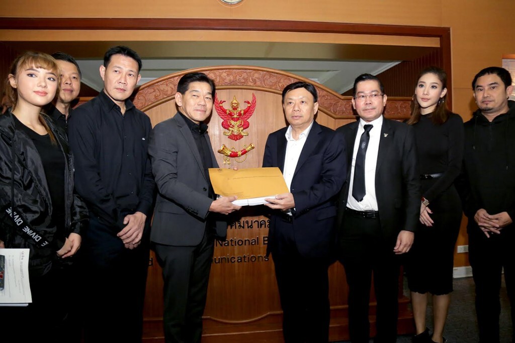 "พจน์ อานนท์" นำทีม ยื่นหนังสือต้านละเมิดลิขสิทธิ์" "พจน์ อานนท์" นำทีม ยื่นหนังสือต้านละเมิดลิขสิทธิ์"
