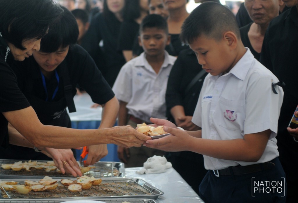 สมเด็จพระเจ้าอยู่หัวมหาวชิราลงกรณ โปรดเกล้าฯ พระราชทานขนมครกและน้ำดื่มแก่ประชาชน สมเด็จพระเจ้าอยู่หัวมหาวชิราลงกรณ โปรดเกล้าฯ พระราชทานขนมครกและน้ำดื่มแก่ประชาชน