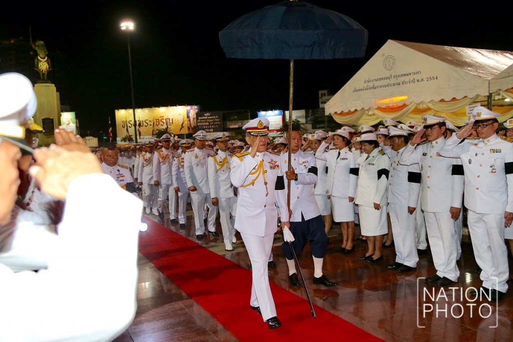 สมเด็จพระเจ้าอยู่หัวมหาวชิราลงกรณ เสด็จฯถวายราชสักการะพระบรมราชานุสาวรีย์สมเด็จพระเจ้าตากสินมหาราช สมเด็จพระเจ้าอยู่หัวมหาวชิราลงกรณ เสด็จฯถวายราชสักการะพระบรมราชานุสาวรีย์สมเด็จพระเจ้าตากสินมหาราช