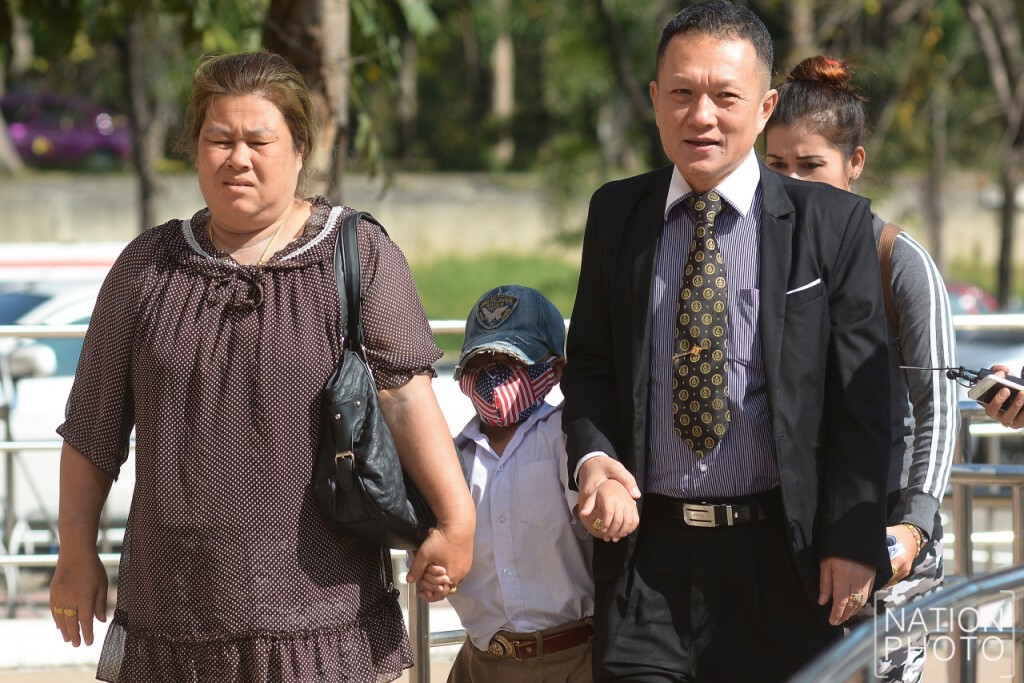 ทนาย-แม่ พาเด็ก 7 ขวบ ถูกครูผู้ช่วยตี 99 ครั้ง เข้าตรวจร่างกาย ทนาย-แม่ พาเด็ก 7 ขวบ ถูกครูผู้ช่วยตี 99 ครั้ง เข้าตรวจร่างกาย