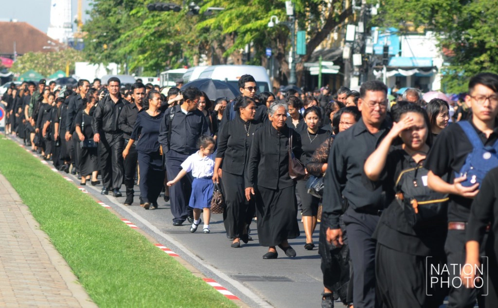 ภาพชุด ชาวตจว.หลั่งไหลเข้ากราบพระบรมศพฯ ช่วงวันหยุดยาว