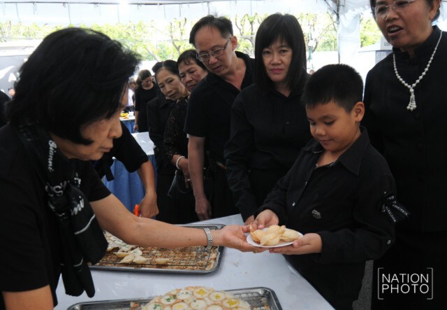 สมเด็จพระเจ้าอยู่หัวมหาวชิราลงกรณ โปรดเกล้าฯ พระราชทานขนมครกและน้ำดื่มแก่ประชาชน