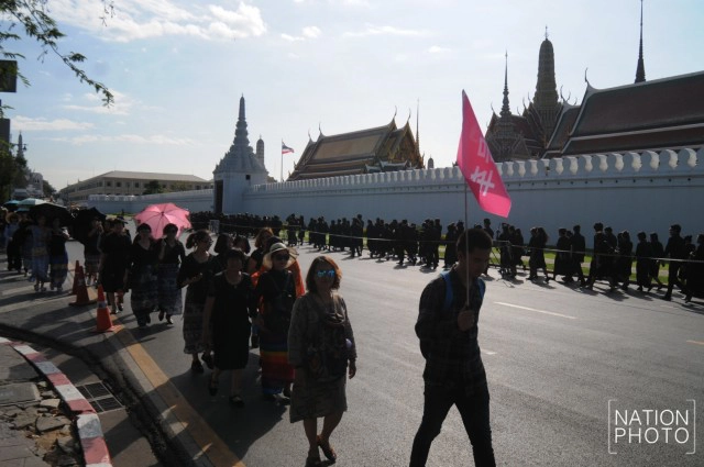 ภาพชุด ชาวตจว.หลั่งไหลเข้ากราบพระบรมศพฯ ช่วงวันหยุดยาว