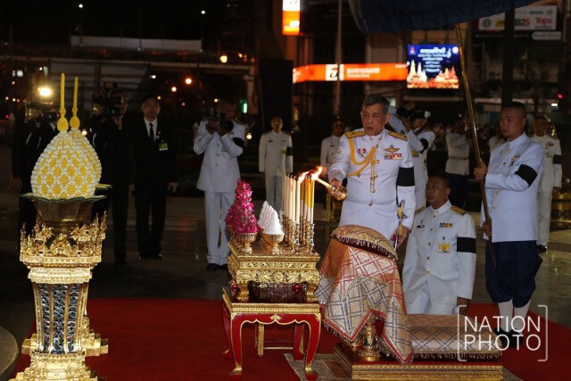 สมเด็จพระเจ้าอยู่หัวมหาวชิราลงกรณ เสด็จฯถวายราชสักการะพระบรมราชานุสาวรีย์สมเด็จพระเจ้าตากสินมหาราช