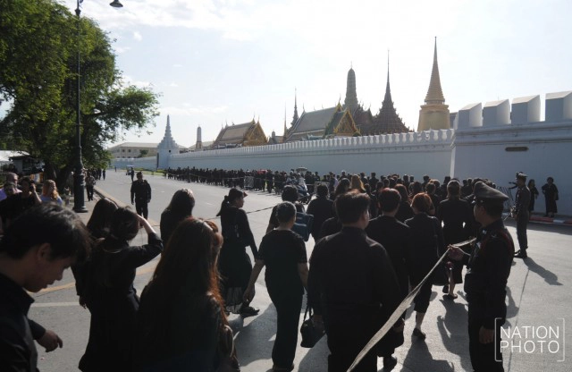 ภาพชุด ชาวตจว.หลั่งไหลเข้ากราบพระบรมศพฯ ช่วงวันหยุดยาว