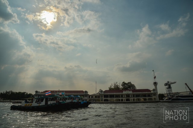 กรมเจ้าท่า-สมาคมผู้ประกอบการขนส่งสินค้าทางน้ำ ร่วมแปรอักษร ถวายความอาลัยกลางแม่น้ำเจ้าพระยา