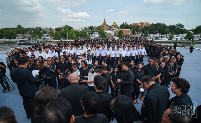 กรมเจ้าท่า-สมาคมผู้ประกอบการขนส่งสินค้าทางน้ำ ร่วมแปรอักษร ถวายความอาลัยกลางแม่น้ำเจ้าพระยา