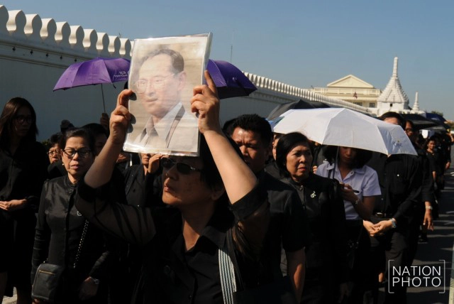 ภาพชุด ชาวตจว.หลั่งไหลเข้ากราบพระบรมศพฯ ช่วงวันหยุดยาว