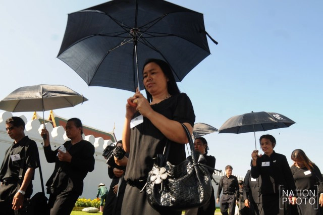 ภาพชุด ชาวตจว.หลั่งไหลเข้ากราบพระบรมศพฯ ช่วงวันหยุดยาว