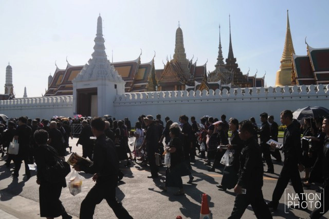 ภาพชุด ชาวตจว.หลั่งไหลเข้ากราบพระบรมศพฯ ช่วงวันหยุดยาว