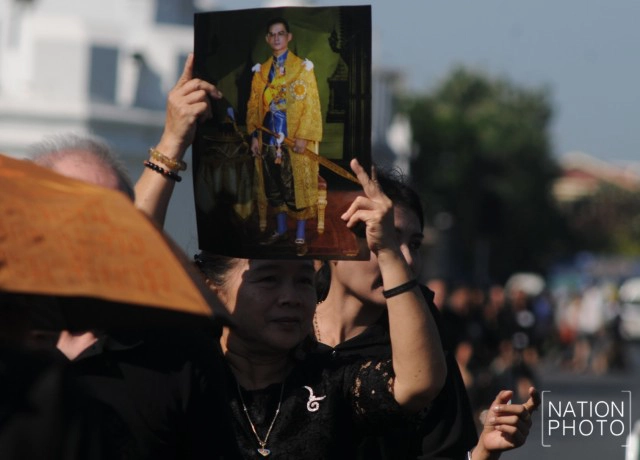 ภาพชุด ชาวตจว.หลั่งไหลเข้ากราบพระบรมศพฯ ช่วงวันหยุดยาว