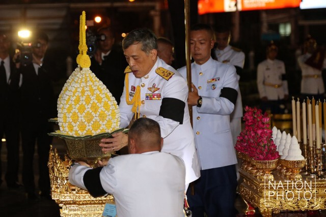 สมเด็จพระเจ้าอยู่หัวมหาวชิราลงกรณ เสด็จฯถวายราชสักการะพระบรมราชานุสาวรีย์สมเด็จพระเจ้าตากสินมหาราช