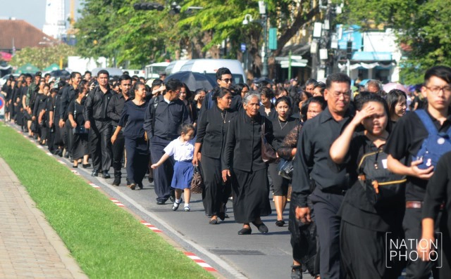 ภาพชุด ชาวตจว.หลั่งไหลเข้ากราบพระบรมศพฯ ช่วงวันหยุดยาว