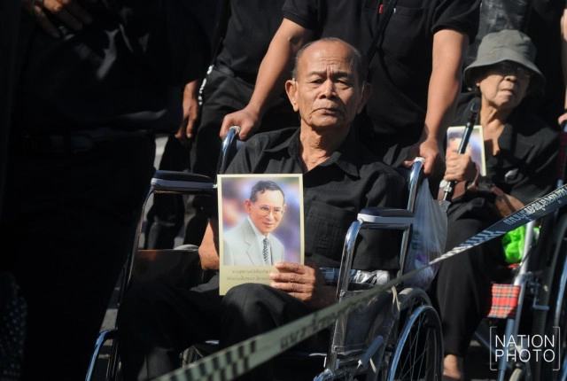 ภาพชุด ชาวตจว.หลั่งไหลเข้ากราบพระบรมศพฯ ช่วงวันหยุดยาว