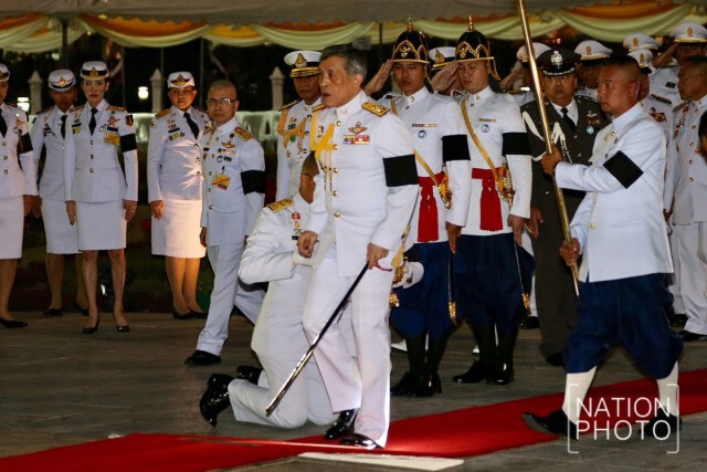 สมเด็จพระเจ้าอยู่หัวมหาวชิราลงกรณ เสด็จฯถวายราชสักการะพระบรมราชานุสาวรีย์สมเด็จพระเจ้าตากสินมหาราช