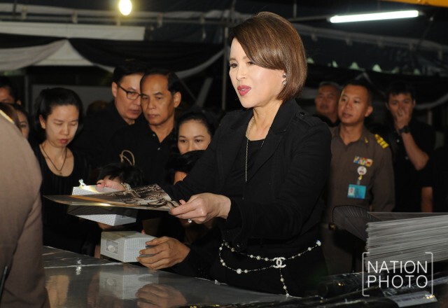 ทูลกระหม่อมหญิงอุบลรัตนฯ เสด็จทรงประทานพระบรมฉายาลักษณ์-ร่มให้กับพสกนิกร