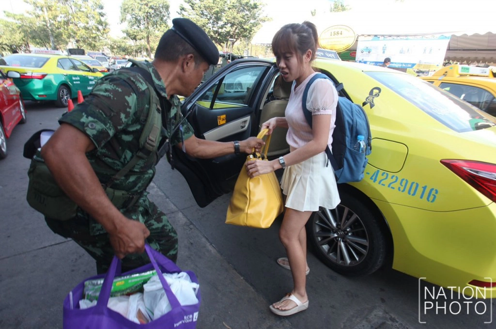 ทหารช่วยประชาชนยกข้าวของ ที่หมอชิต