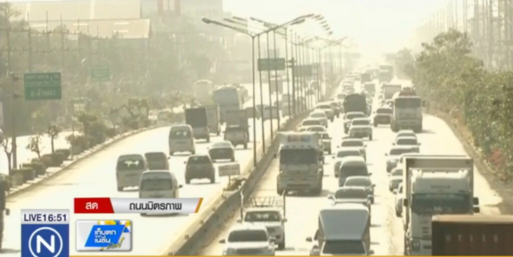 บรรยากาศประชาชนเดินทางออกต่างจังหวัด ที่ถนนมิตรภาพ