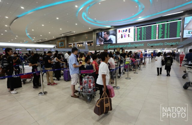 ชาวไทย-ต่างชาติแห่ออกเดินทางช่วงปีใหม่ แน่นสนามบินดอนเมือง