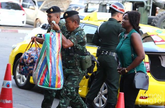 ทหารช่วยประชาชนยกข้าวของ ที่หมอชิต