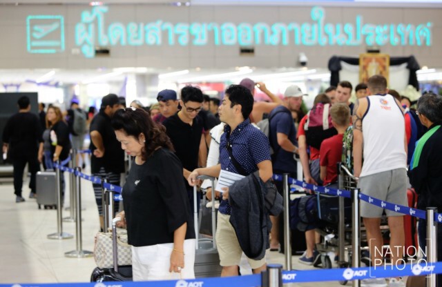 ชาวไทย-ต่างชาติแห่ออกเดินทางช่วงปีใหม่ แน่นสนามบินดอนเมือง