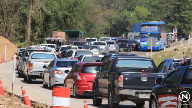 เดินทางกลับถนน 304 ช่วงกบินทร์บุรี-ปักธงชัย รถแน่น ตร.ทางหลวงเปิดเส้นทางพิเศษ