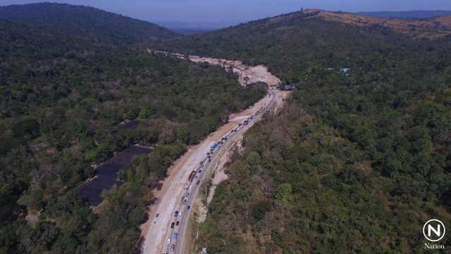 เดินทางกลับถนน 304 ช่วงกบินทร์บุรี-ปักธงชัย รถแน่น ตร.ทางหลวงเปิดเส้นทางพิเศษ