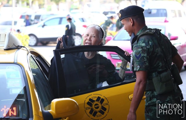 ทหารช่วยประชาชนยกข้าวของ ที่หมอชิต